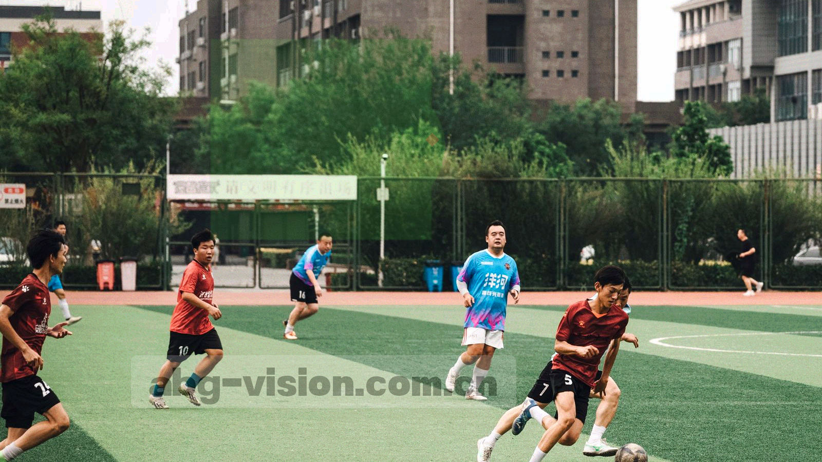 深靛蓝空间中交织暖金与霓虹青的抽象光轨与环形刻度，无人物